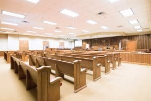 Negociación de los cargos y la condena en los tribunales estatales y federales: Una visión general por el abogado Spencer Freeman